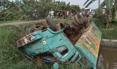 Diduga Mengantuk, Mobil Dumptruc Terperosot Kedalam Saluran Air Di Ladongi