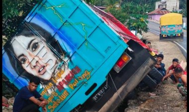 Truk Muat Beras 15 Ton Masuk Got di Konawe, Diduga Sopir Mengantuk