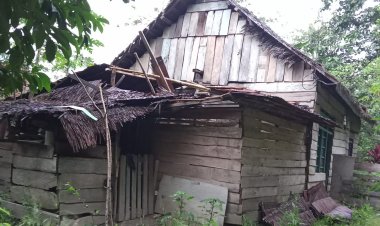 Miris! Sepasang Kakek Nenek Bersama Cucunya Tinggal Dirumah Yang Hampir Ambruk