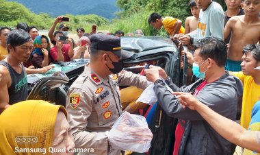 Warga Konawe Tewas Saat Mobil Yang Dikendarai Terperosok Kedalam Jurang Di Tondowatu, Polsek Uluiwoi Besama Masyarakat Berhasil Evakuasi