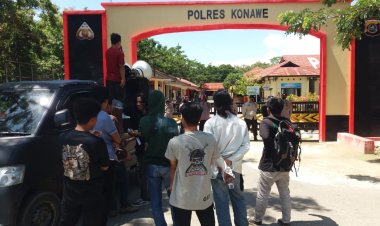Diduga Menggelapkan dan Menjual SKT,  Masa Aksi Minta Polisi Segera Memanggil Mantan Kepala Sekolah Di Routa