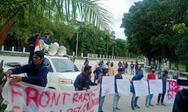 Gelar Aksi Demonstrasi Di Depan Mapolda,FRSBW Mendesak Kapolda Sultra Segera Tarik Aparatnya Di Lokasi Tambang PT GKP Di Wawonii Tenggara