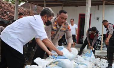 Bantu Korban Banjir Rob di Demak, Polisi Bagikan Air Mineral dan Obat - obatan Juga Perbaiki Tanggul Yang Jebol