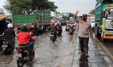 Pantura Demak Padat karena Rob, Satlantas Polres Demak Lakukan Pengalihan Arus Lalin