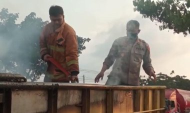 Aksi Heroik AKP Sigit, Bantu Padamkan Mobil Terbakar di Jalur Pantura Demak