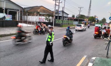 Urai Kemacetan, Satlantas Polres Demak Laksanakan Pengaturan Arus Lalulintas