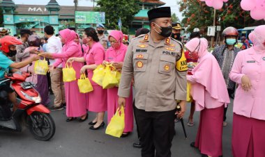 Bentuk Kepedulian, Kapolres Bersama Bhayangkari Cabang Demak Bagikan Takjil Kepada Warga