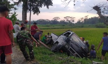 Dengan Sigap Babinsa Manisrenggo Bantu Evakuasi Kecelakaan