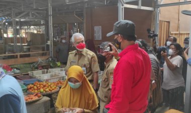 Gubernur Jateng Ganjar Pranowo Cek Pendistribusian Minyak Goreng Murah Bersubsidi, Eks Pasar Weleri