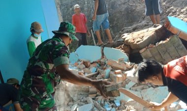 Babinsa Nogosari Bantu Evakuasi Korban Tanah Longsor