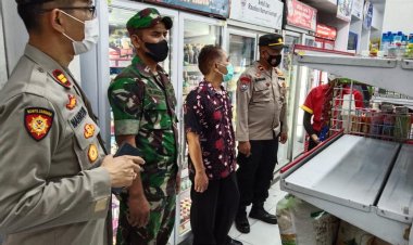 Antisipasi Peredaran Barang Kadaluarsa, Babinsa Jatinom Bersama Polsek Jatinom Cek Sembako Di Pasar Tradisional
