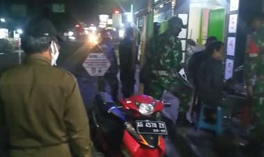 Koramil Andong Bagikan Masker Gratis Saat Laksanakan Operasi Yustisi Malam Hari