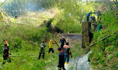 Koramil Bersama Warga Gotong-royong Bersihkan Sampah di Sungai Desa Srebegan