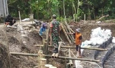 Akibat Sering Longsor, Babinsa Dan Warga Gotong Royong Bangun Talut Bronjong