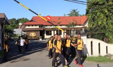 polres Seram Bagian Barat Melakukan Olahraga Berupa jalan Santai