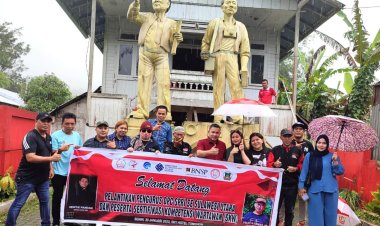 Meski di guyur hujan deras tidak menyurutkan antusias warga Minahasa, menyambut kedatangan rombongan wartawan yang baru saja menyandang status wartawan kompeten