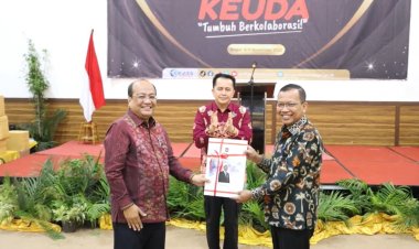 Dirjen Bina Keuangan Daerah Kemendagri Berikan Penghargaan Pegawai Teladan, BerAKHLAK dan Berprestasi