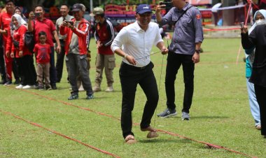 Bupati Lampung Barat H. Parosil Mabsus di dampingi Wakilnya Drs. Mad Hasnurin membuka sekaligus mengikuti berbagai perlombaan tradisional