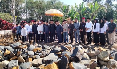 Peletakan Batu Pertama Masjid At taqwa pekon kenali.Di lakukan Bupati Lampung barat.