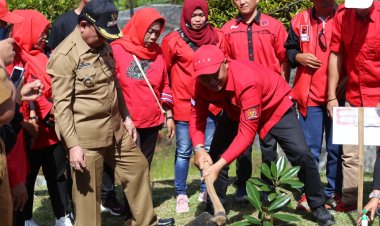 Anggota (DPR RI) Komisi I Fraksi Partai (PDIP) Drs.H. Mukhlis Basri M.M lakukan Penanaman Pohon Dalam Memperingati Bulan Bhakti Bung karno.