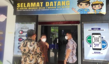 Demi Kenyamanana Masyarakat Kantor Imigrasi Kota Batam Menyediakan Tempat Bermain Anak Dan Smoking Area