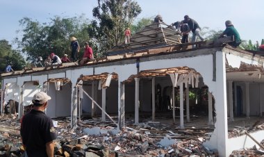 warga Desa kenali. bahu membahu membangun masjid dengan cara bergotong royong