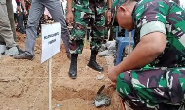 Peletakkan Batu Pertama Bedah Rumah Ibu Bunex di Desa Bandar Dalam, Oleh Dandim 0421/Lamsel Letkol Inf Fajar Akhirudin Sip.M.Si