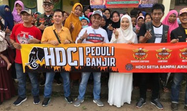 Peduli Banjir, HDCI Lampung dan Wakil TP PKK Berikan Bantuan Kepada Korban Terdampak Banjir di Lamsel