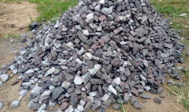 DI DUGA PEKERJAAN REKONSTRUKSI JALAN RUAS SUBAN-TANJUNG JAYA MENGGUNAKAN BAHAN MATERIAL ASAL ASALAN