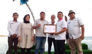 PJ Bupati "Muhammad Umar Ali ,SE "Berikan Penghargaan Kepada Wartawan Morotai