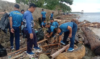 Lanal Morotai Bersama Pemda Morotai Beraksi Pungut Sampah  di Pesisir Pantai