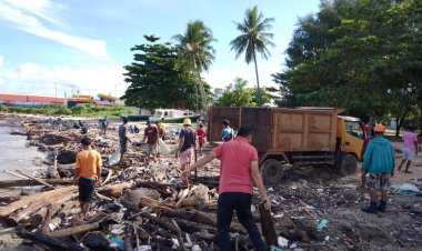 DKP Morotai Kolaborasi Dengan Mahasiswa Unipas:Pungut Sampah Luar Negeri Yang Menumpuk di Bibir Pantai Eks-Sail