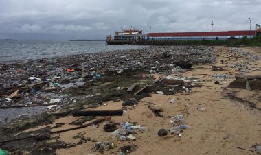 Himpunan Mahasiswa Teknik Lingkungan Unipas Sorot :Sampah Yang Menumpuk di Bibir Pantai Lokasi Eks-Sail Morotai