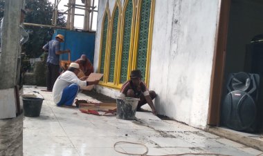 Masyarakat Desa Juanga Gotong Royong "Pasang Ceramic Tiles" Masjid Nurul Huda Morotai