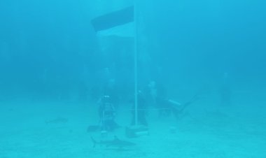 Meriahkan HUT RI Ke-77 Lanal Morotai Bersama Dinas Pariwisata Kibarkan Bendera Merah Putih di Dasar Laut