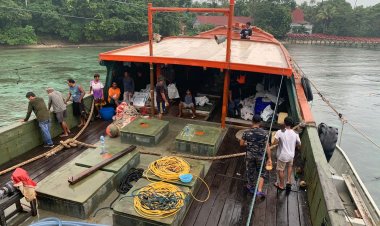 Tim SAR Lanal  Bantu Proses Evakuasi Kandasnya Kapal Sentosa di Perairan Morotai