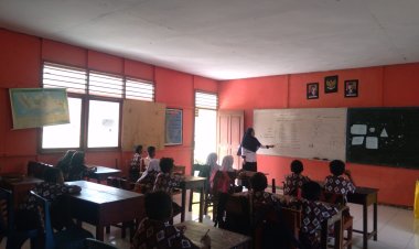Umyan Nyong :Guru SD Negeri Juanga "Inisiatif" Mengajar Pelajaran Bahasa Galela Kepada Siswa Morotai