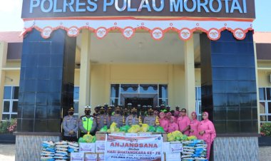 Personil Polres Pulau Morotai Memberikan Sembako Pada Masyarakat