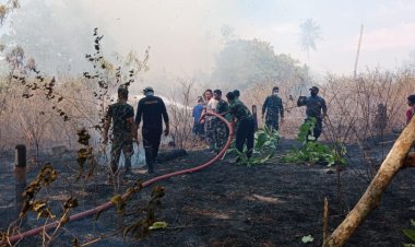 Danlanal Memimpin Langsung Seluruh Prajurit Lanal Morotai Memadamkan Kebakaran lahan Di Desa Juanga