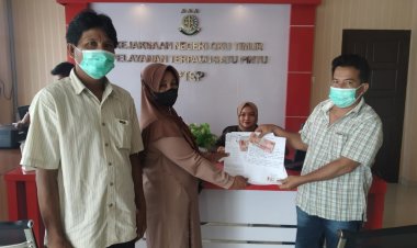 Ketua Lsm Lpi TIpikor Bersama Warga Penerima PKH Serahkan Barang Bukti Pengembalian Uang ke Kejari Oku Timur