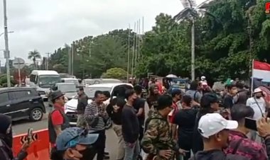 RATUSAN WARGA GELAR UNJUKRASA DI DEPAN GEDUNG PEMKAB KARAWANG