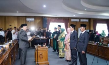F sumpah/janji bagi 5 anggota baru DPRD OKU yang akan mengisi posisi Pengganti Antar Waktu (PAW)