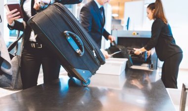 Seorang Wanita Petugas Bandara Memasukan Rp 4 Juta Rupiah Kedalam Mulutnya dan Menelannya