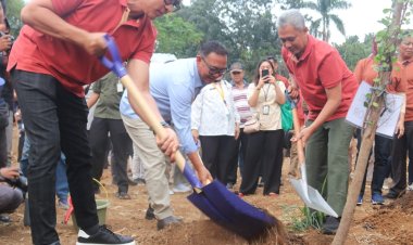 Bupati Bogor Bersama KLHK dan PLN Kelola Lingkungan Cibinong Melalui Penanaman Pohon