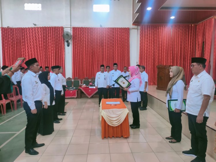 Bupati Dewi Handajani Melantik Dan Mengambil Sumpah Janji Jabatan PNS Fungsional Guru