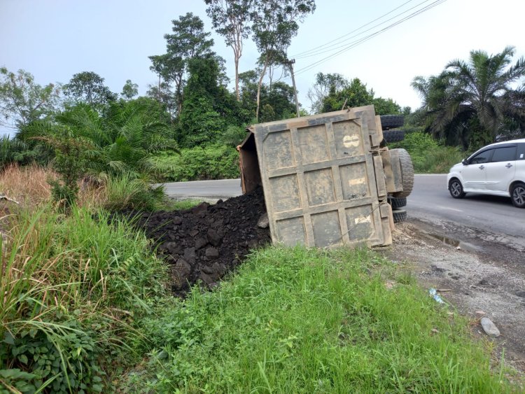 Truk Fuso Angkutan Batu Bara Terguling Seketika Beroperasi di Jalan Lintas Timur Seputaran KM 101 Merlung