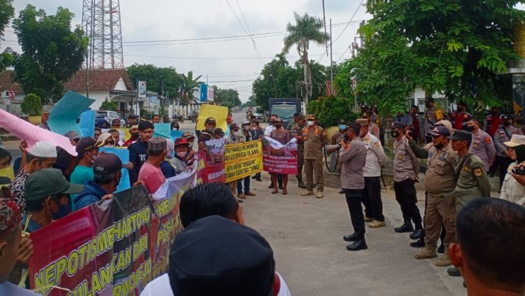 Diduga Korupsi Dana Desa, Kepala Kampung Purworejo Di Demo Warga