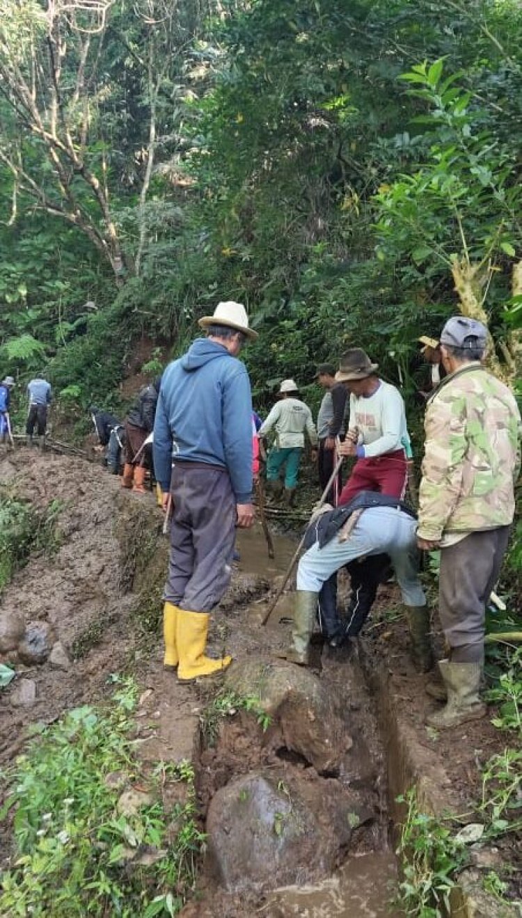 Kades Sarimukti Pasirwangi Garut Memimpin Langsung kerja Bakti Membersihkan Sungai Cipanday