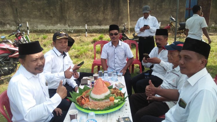 Kelompok Tani Desa Karya Mulya Sari, Dan Kades Warno Adakan Acara Potong Tumpeng Dalam Rangka HUT RI ke 77
