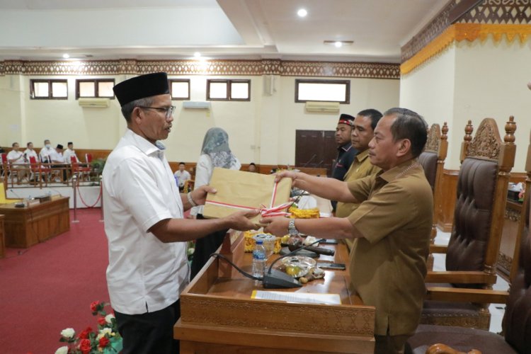 Pemkab Aceh Barat Serahkan Buku Rancangan Qanun LPJ Pelaksanaan APBK 2021, “Ini yang disampaikan Sekda Marhaban”